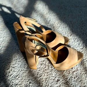 Steve Madden Women’s 5.25” Platform Sandals with a Peep-Toe in Camel | Size: 8.0